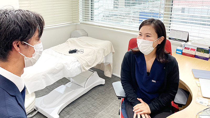 診察室で患者と向き合う青木由佳先生。親身なカウンセリングを行う様子。