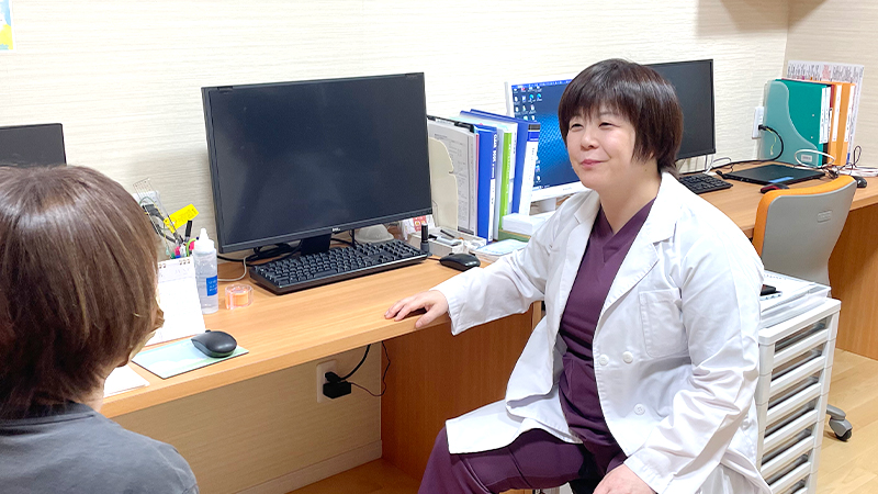 いこまともみレディースクリニックでの生駒友美先生による診察風景