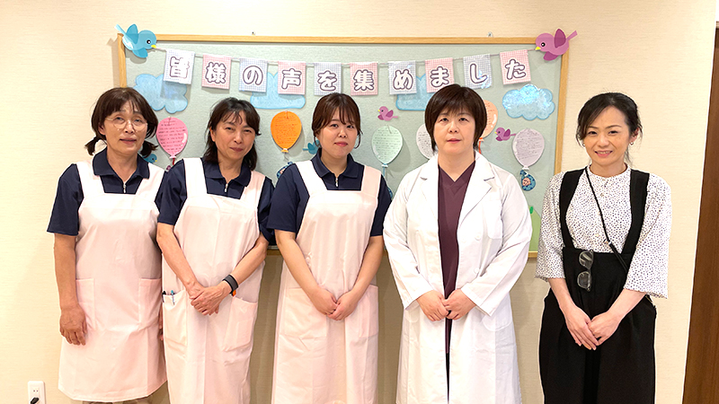 いこまともみレディースクリニックの生駒友美先生とスタッフの集合写真