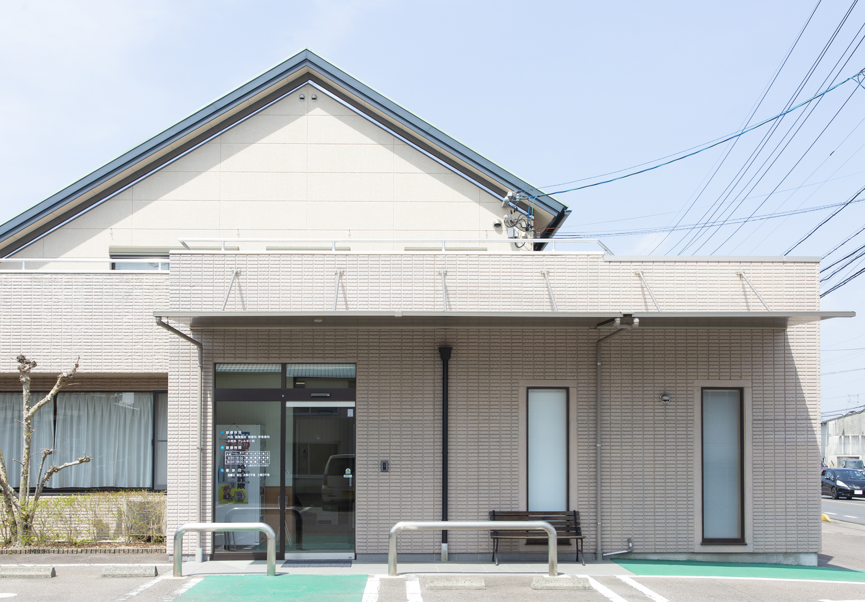 梶の木内科医院の外観。落ち着いた住宅街に佇む平屋の診療所。