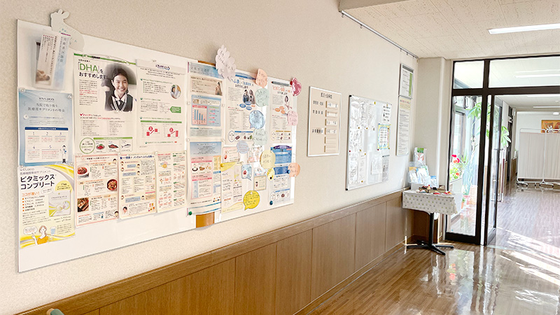 医王ヶ丘病院 院内掲示板｜栄養療法や食事指導の情報を掲示した廊下スペース