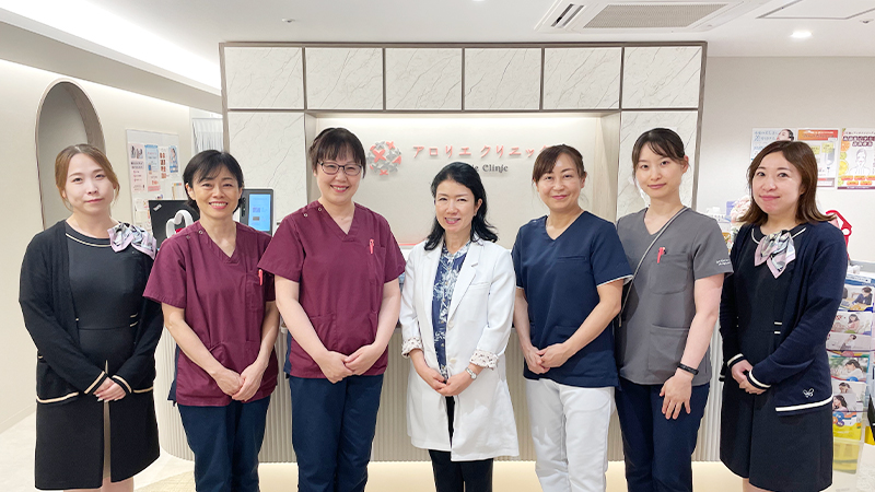 アロリエクリニックの市川 りえ医師とスタッフ。栄養療法・栄養医学に取り組む院内チームの雰囲気