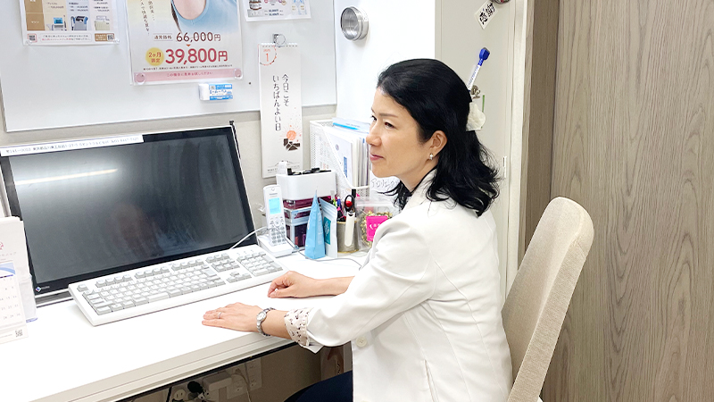 市川 りえ医師の診察風景。栄養医学の視点で数値を確認しながら説明する様子